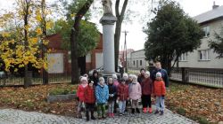 Pamiątkowe zdjęcie pod pomnikiem